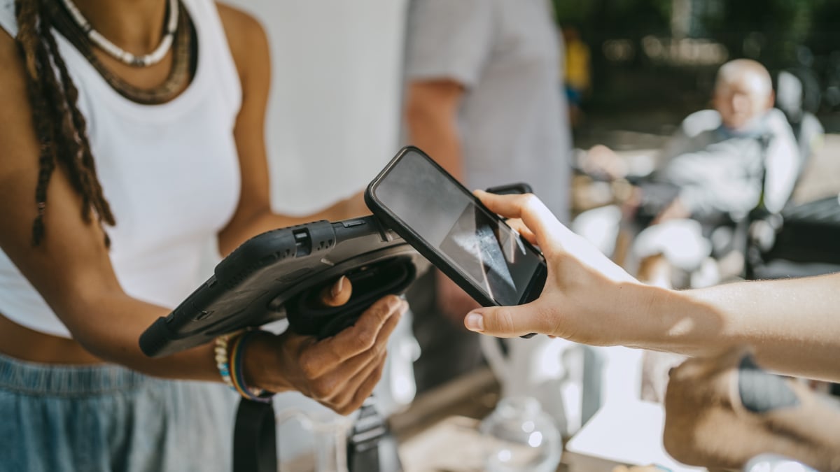 Shop Amazon Black Friday 2025: How to Use Apple Pay Easily